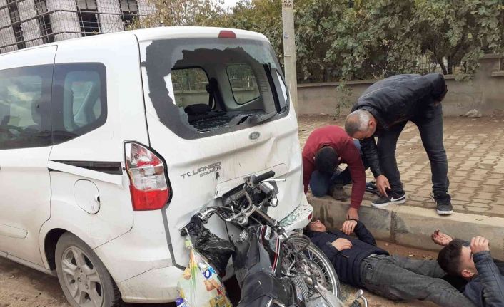 Motosiklet park halindeki araca arkadan çarptı: 2 yaralı