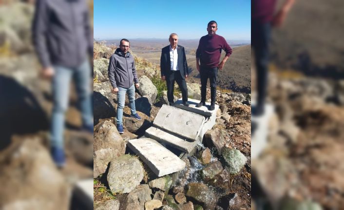 Muhtar, mahallenin 50 yıllık su sorununun çözülmesini davul zurna eşliğinde kutladı