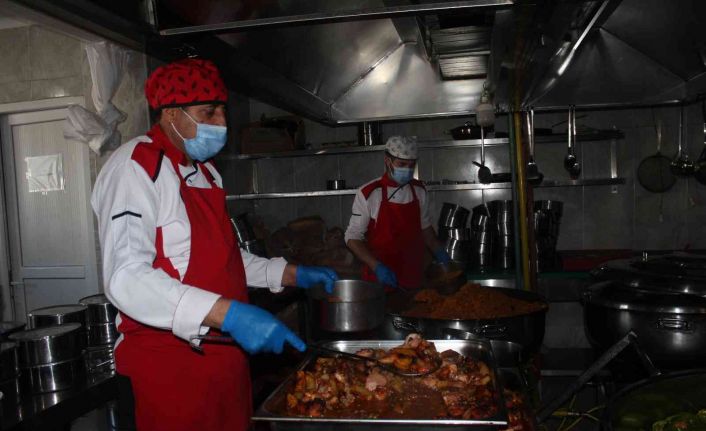 Muradiye’de ihtiyaç sahibi ailelere sıcak yemek