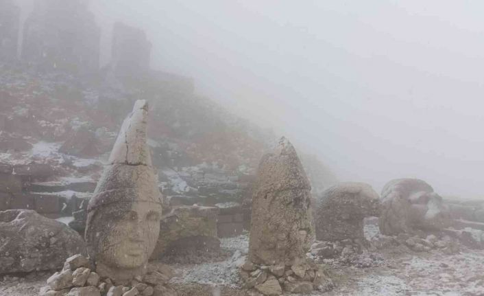 Nemrut Dağı’na mevsimin ilk karı düştü