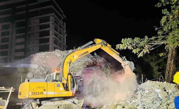 Nijerya’da çöken binada can kaybı 6’ya yükseldi, en az 100 kişi kayıp