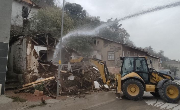 Niksar’da metruk binalar yıkılıyor