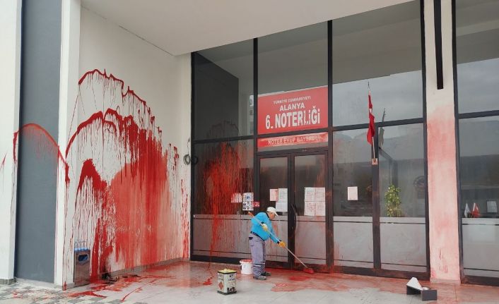 Noter binasına kırmızı boyalı saldırı