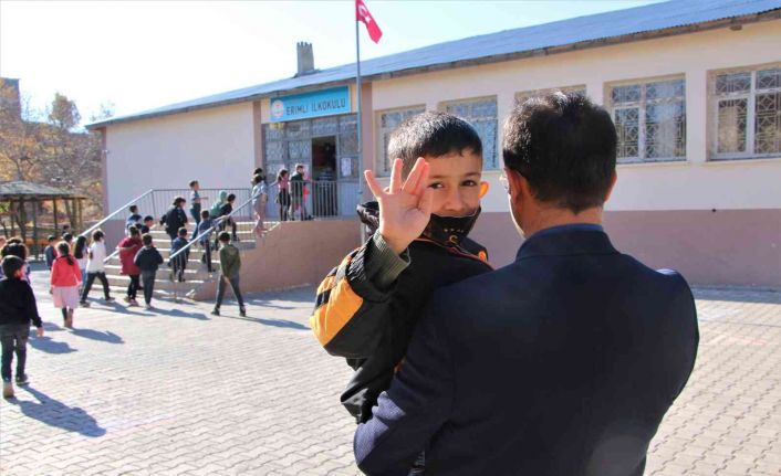 O bir öğretmen daha fazlası, engelli öğrencisini her teneffüs kucağında gezdiriyor