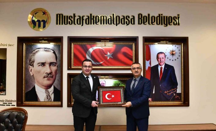 Oğlunun hatırasını yaşatmak için binlerce fidanı toprakla buluşturan öğretmene anlamlı sürpriz