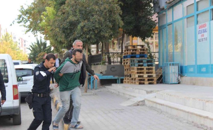 Önce annesini ve kız kardeşlerini silahla rehin aldı, sonra kendini eve kapattı