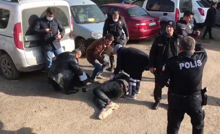 Önce yanındaki kadını, sonra kendisini bıçakladı