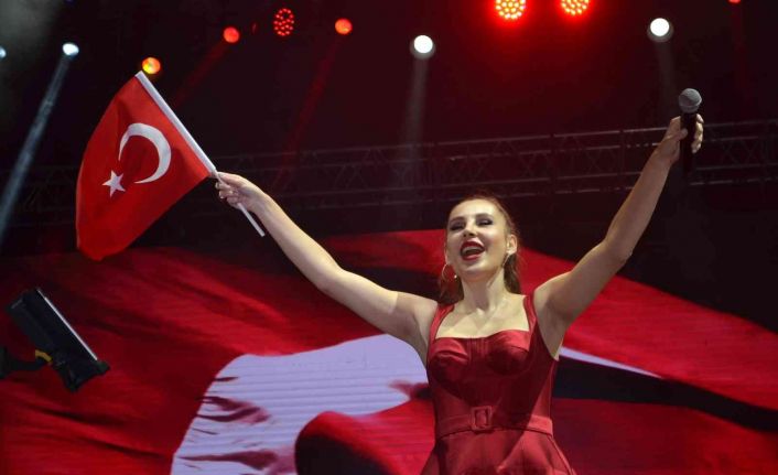 Osmaniye’de Funda Arar ile Turgay Başyayla 29 Ekim Cumhuriyet Bayramı kutlamaları kapsamında konser verdi
