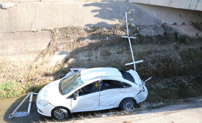 Otobüs ile çarpışan otomobil kanala uçtu: Vatandaşlar suda sürüklenen ruhsat için seferber oldu
