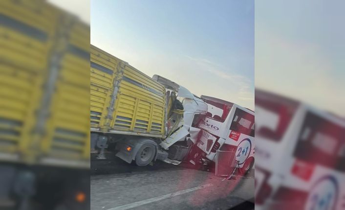 Otobüs ve tırların karıştığı zincirleme kazada 1 kişi öldü, 4 kişi yaralandı