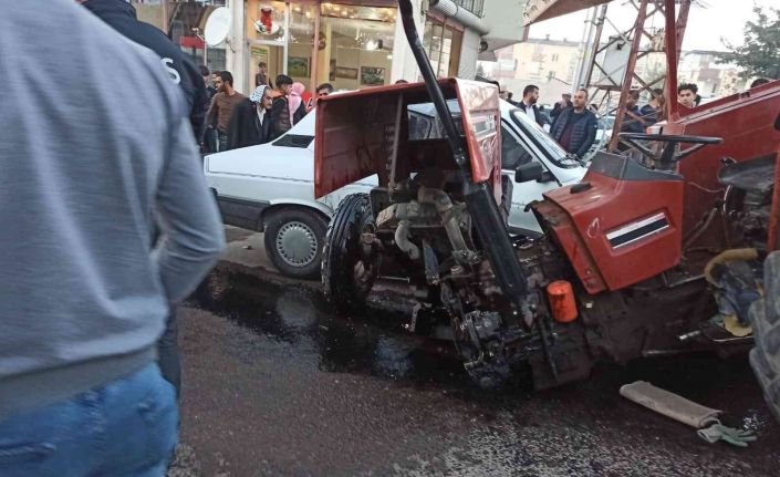 Otomobil ile çarpışan traktör ikiye bölündü: 4 yaralı