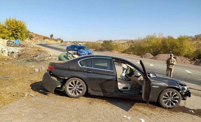 Otomobil istinat duvarına çarptı: 1 yaralı