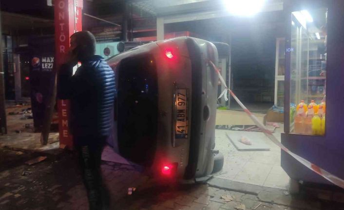 Otomobilin markete daldığı o anlar güvenlik kameralarına böyle yansıdı