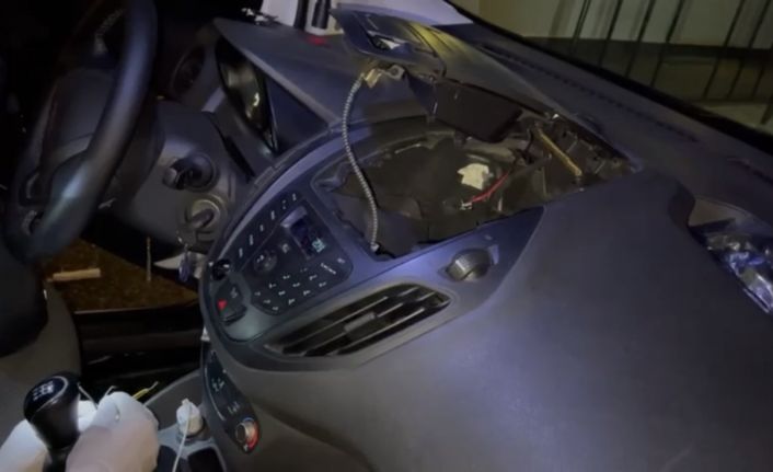 (Özel) Beşiktaş’ta torbacının raylı sistemi: Polis kabloları temas ettirince zuladan uyuşturucu fışkırdı