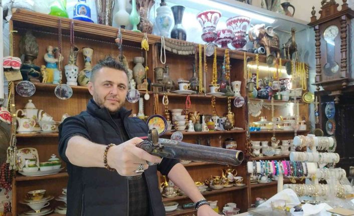 (Özel) Osmanlı döneminden kalma altın süslemeli silah 10 bin dolara alıcı bekliyor