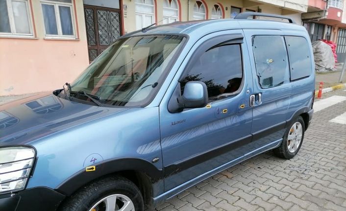 Park halindeki araca kurşun yağdırdılar