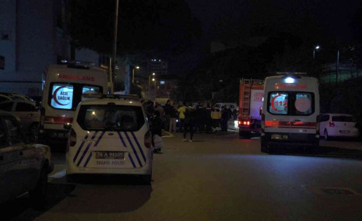 Pendik’te otomobil önce motosiklete ardından yayalara çarptı: 5 yaralı