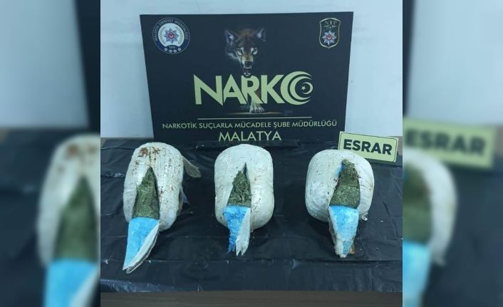 Peynir bidonlarından 5 kilo 890 gram uyuşturucu çıktı