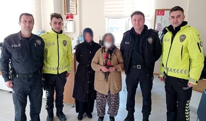 Polis ekipleri vatandaşın bulduğu 9 bin 800 lirayı sahibine teslim etti