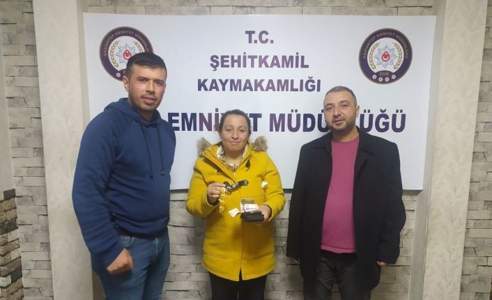 Polis memuru içerisinde 20 bin TL değerinde eşya bulunan cüzdanı sahibine ulaştırdı