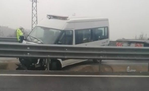 Polis minibüsü bariyerlere çarptı: 1 yaralı