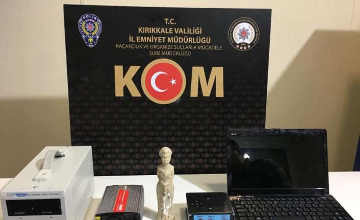 Polisin gözünden kaçmadı, araç motorundan tarih çıktı: Kadın ve çocuk figürlü heykel ele geçirildi