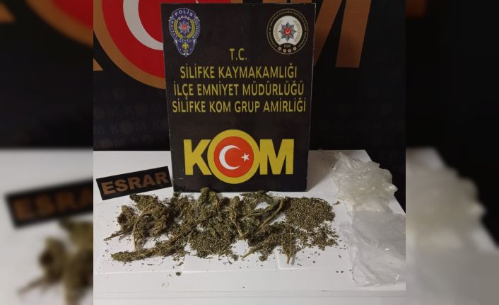 Polisten kaçarken uyuşturucuyu yere attılar