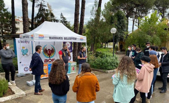 Polisten Üniversite öğrencilere siber suçlara karşı eğitim verildi