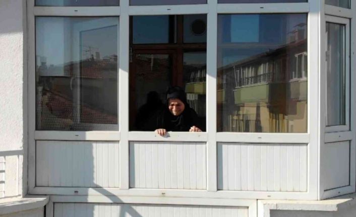 Psikolojik tedavi gören oğlunun mutfağa kilitlediği anne camdan feryat etti