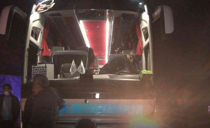 Refüje düşen otomobilin sıçrattığı taş parçaları yolcu otobüsünün camını parçaladı: 1 yaralı