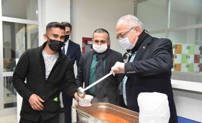 Rektör Namık Ak, ders çalışan öğrencilere çorba ikram etti