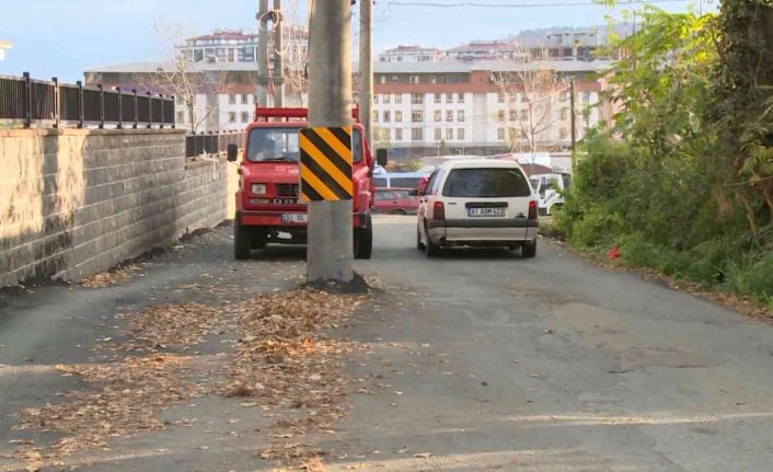 Rize’de yeni yol çalışmaları sonrasında yol ortasında kalan direkler dikkat çekmeye devam ediyor