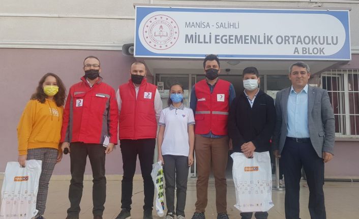 Salihli Kızılay dereceye girenleri ödüllendirdi