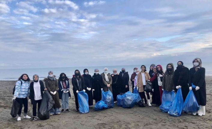 Samsun’da kız öğrencilerden sahil temizliği
