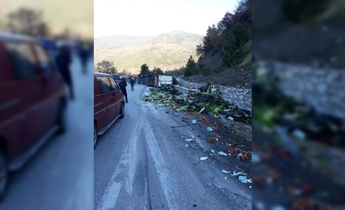 Sebze yüklü tır devrildi, mahsüller yola saçıldı: 1 yaralı
