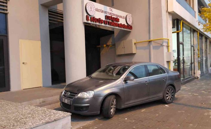 Şehir merkezinde yaya kaldırımına park eden araç vatandaşları hayrete düşürdü