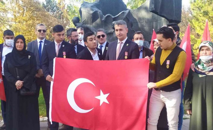 Şehit aileleri ve gazilerden İYİ Partili Türkkan’a tepki: “Bebek katillerinin yanında olmuştur”