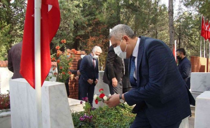 Şehit öğretmen Yasemin Tekin mezarı başında anıldı