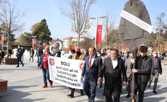 Şehit ve gazi ailelerinden İYİ Parti’ye siyah çelenkli protesto