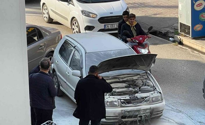 Seyir halindeki LPG’li otomobil cadde ortasında alev aldı