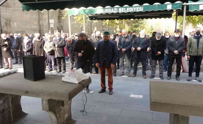Sezai Karakoç için Kayseri’de gıyabi cenaze namazı kılındı