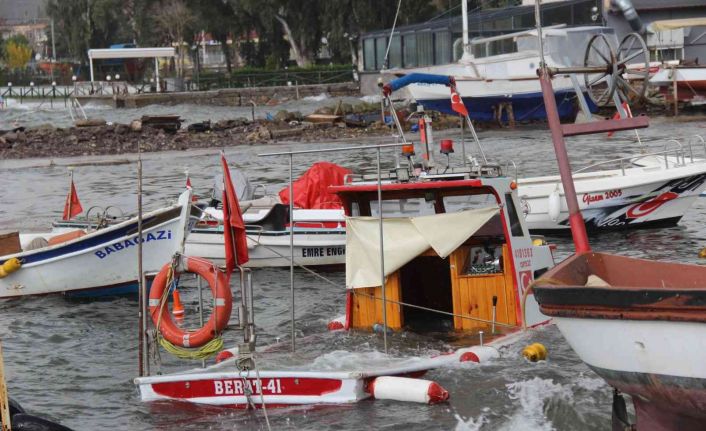 Şiddetli rüzgar balıkçı teknelerini de vurdu, 7 tekne alabora oldu