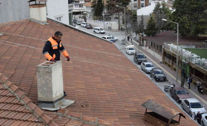 Şiddetli rüzgar nedeniyle yerinden çıkan baca şapkası korkuya sebep oldu