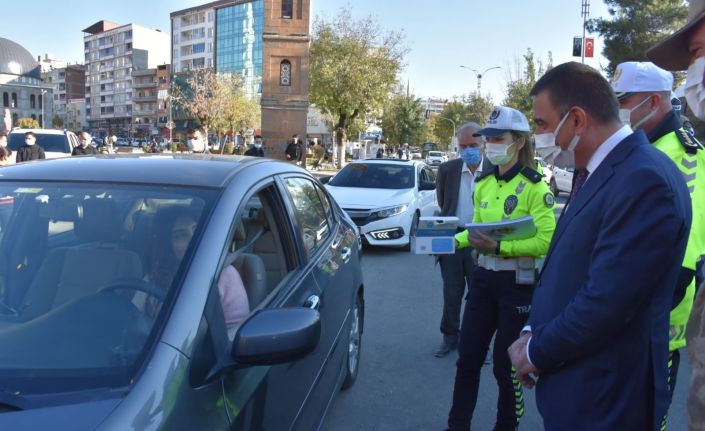 Siirt’te sürücülere “Bi Hareketine bakar Hayat” sloganıyla emniyet kemerine dikkat çekildi