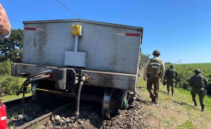 Şili’de yük treni raydan çıktı, trenin vagonları ateşe verildi