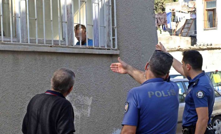 Sinir krizi geçiren madde bağımlısı ’süper’ genç evde kırılmadık eşya bırakmadı