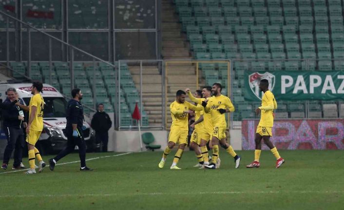 Spor Toto 1. Lig: Bursaspor: 1 - İstanbulspor: 3 (İlk yarı sonucu)