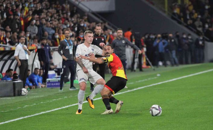 Spor Toto Süper Lig: Göztepe: 1 - Fenerbahçe: 0 (İlk yarı)