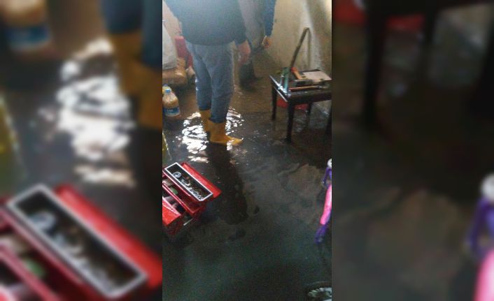 Su borusu patladı vatandaşın evini su bastı