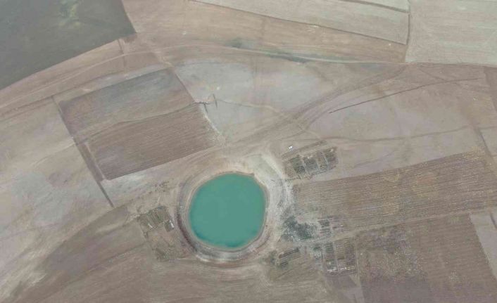 Sular çekilince ortaya çıkan devasa obruk drone ile görüntülendi